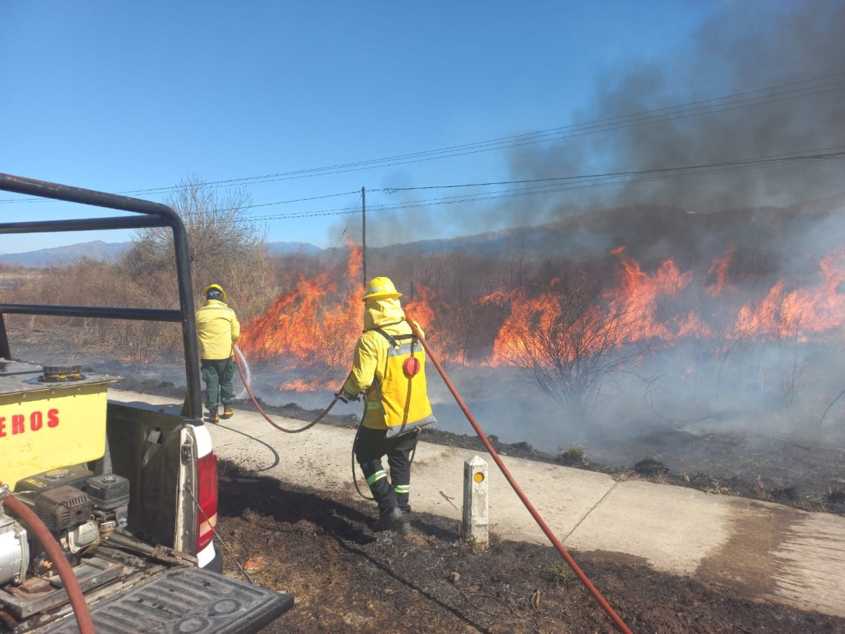 Sofocaron múltiples incendios de pastizales en Capital y el Valle de Lerma
