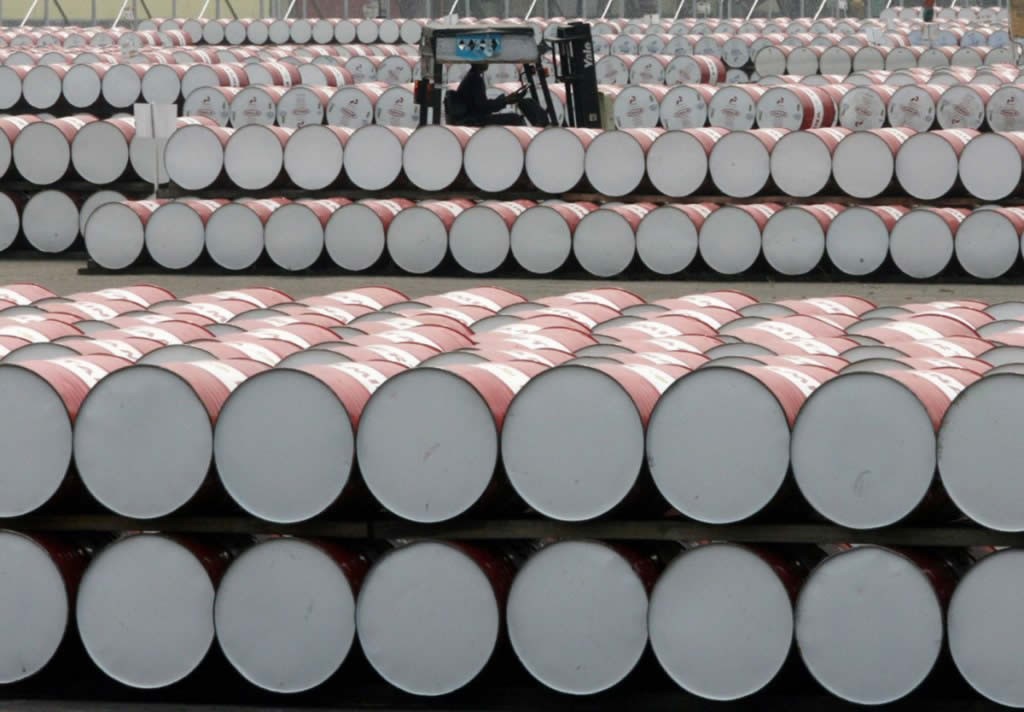 La guerra en Medio Oriente sacude el mercado del petróleo y la AIE libera reservas para evitar un shock energético
