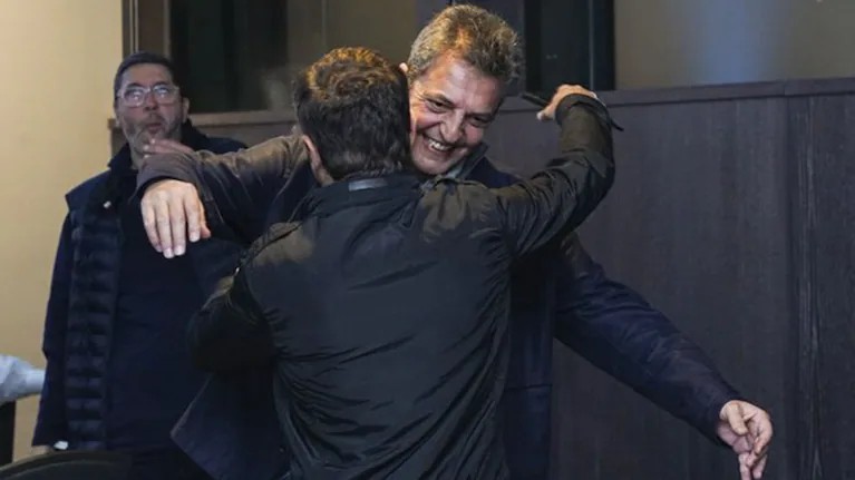 El búnker de Fuerza Patria celebra la contundente victoria de Axel Kicillof sobre La Libertad Avanza