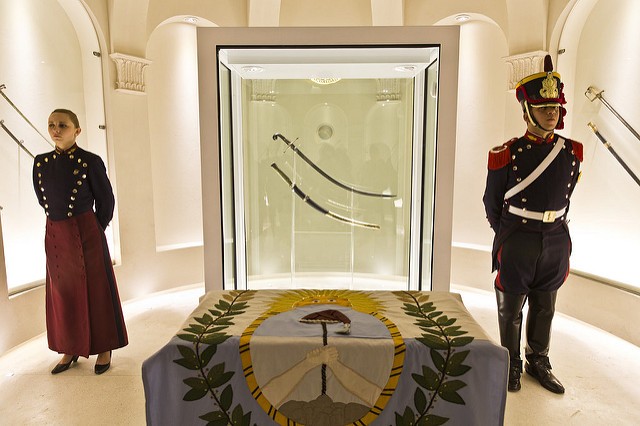 El sable de San Martín deja el Museo Histórico Nacional y vuelve a Granaderos: Un gesto que desata debate histórico