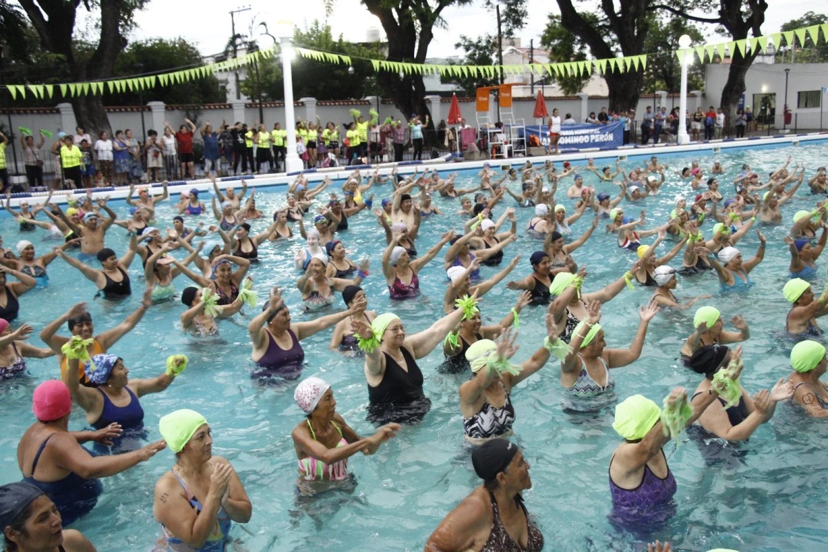 Éxito en el primer Aquagym nocturno: más de 300 personas participaron en el natatorio Juan Domingo Perón
