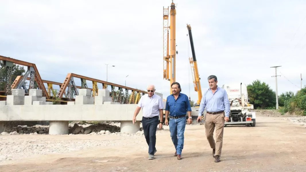 Puente Vaqueros: Montan las vigas y el primer tramo se habilitaría en tres meses