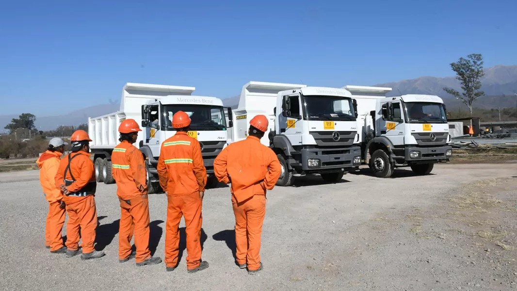 Sáenz entregó camiones a Vialidad para optimizar la infraestructura vial en toda la provincia