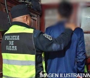 Detienen a un hombre en el centro tras amenazar con cuchillo y huir de la Policía