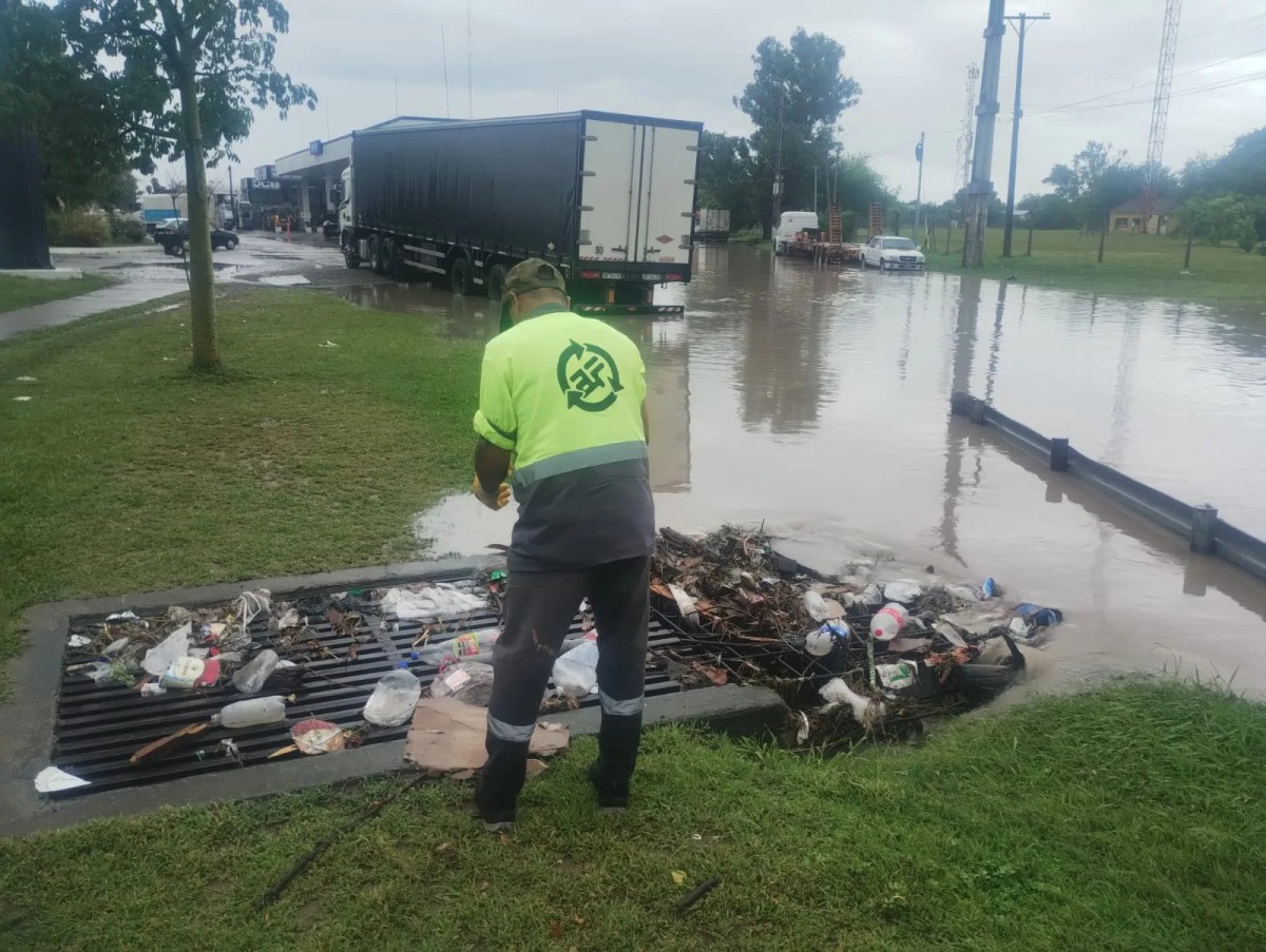 Más de una tonelada de basura tapó los desagües de la ciudad