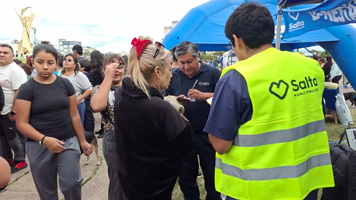 Siete perros encontraron hogar en una feria que expone una deuda pendiente