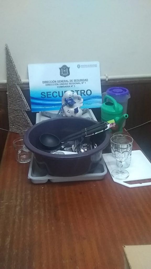 La heladería cerró, pero ellos querían llevarse algo