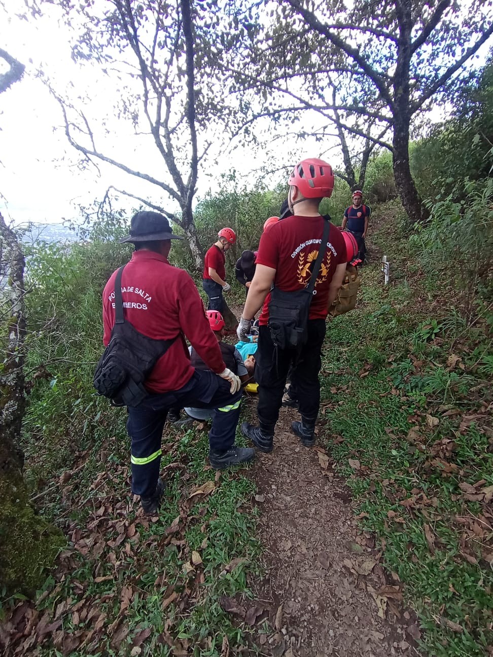 Rescate en altura: Un operativo coordinado logró asistir a una mujer herida en el Cerro Elefante