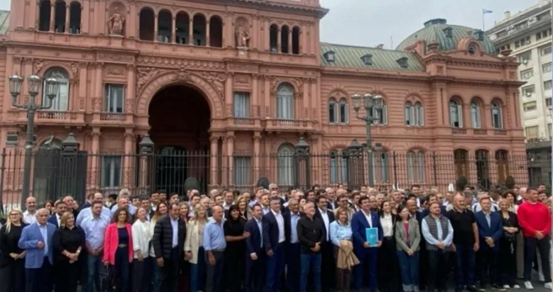Intendentes marcharon al Ministerio de Economía: Denuncian caída del 24% en recursos y obras paralizadas