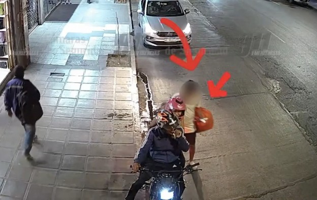 Cámaras atraparon a un descuidista: Robó un celular y fue detenido a pocas cuadras