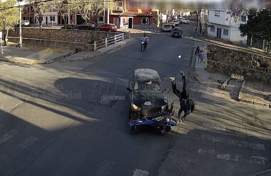 Cruce complicado: Choque entre moto y auto dejó a un hombre lesionado