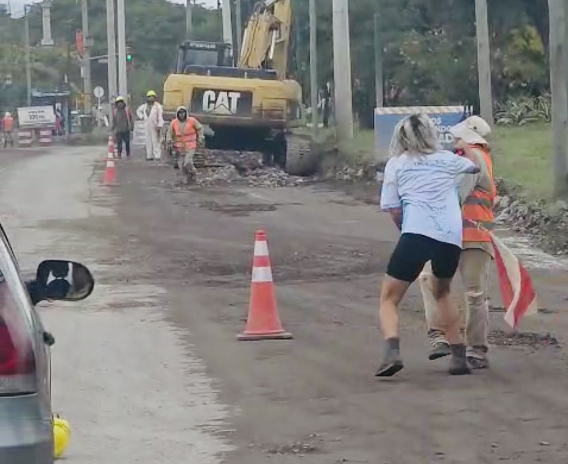 Furia al volante: Conductora golpea a banderillero en plena obra vial