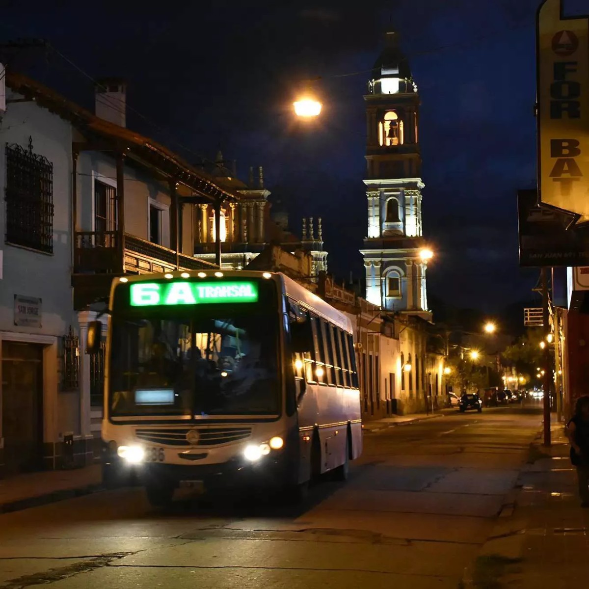 Sin colectivos de noche, la crisis ahora golpea a quienes estudian para salir adelante