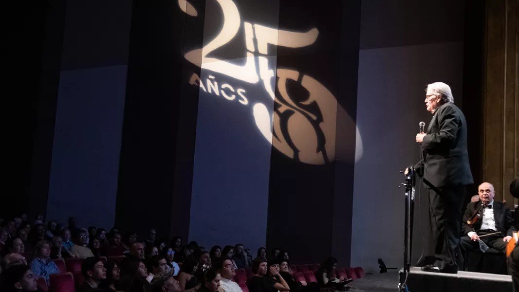 Felipe Izcaray volvió al podio y la Sinfónica convirtió sus 25 años en una celebración de la identidad salteña