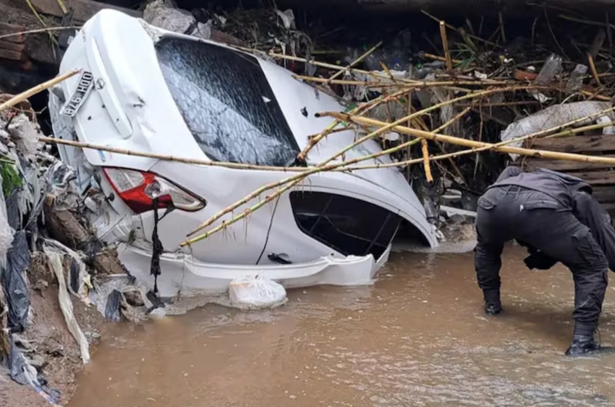 Esperaron que bajara el agua dentro del auto y murieron arrastrados: Ya son tres las víctimas del temporal en Tucumán