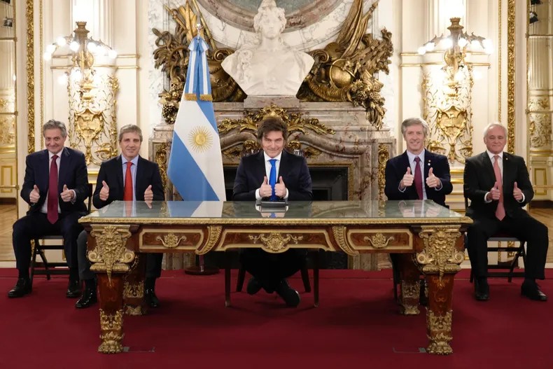 Una ley para que no haya más leyes: Milei quiere blindar el déficit cero y amenaza con sanciones al Congreso
