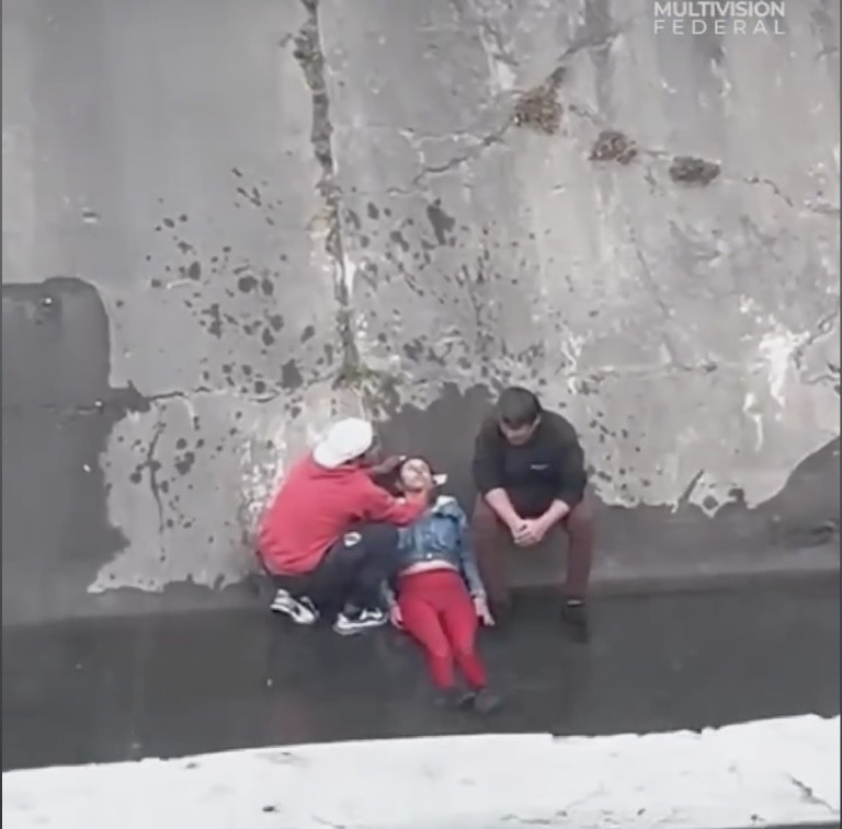 Un hombre golpeó a su pareja y la arrojó al canal de la Yrigoyen