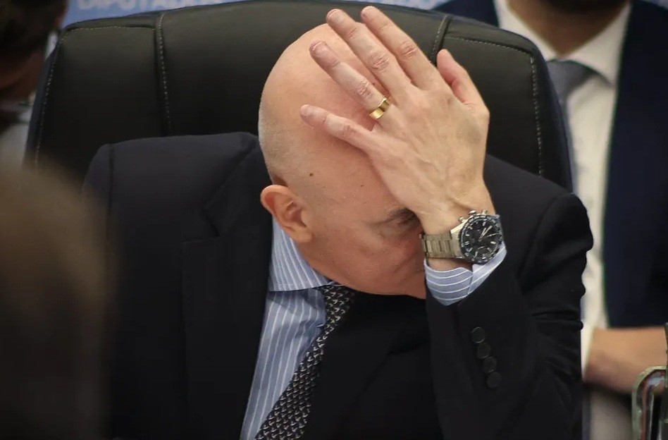 Escándalo Espert: Contradicciones, vuelos, dólares y una renuncia inevitable