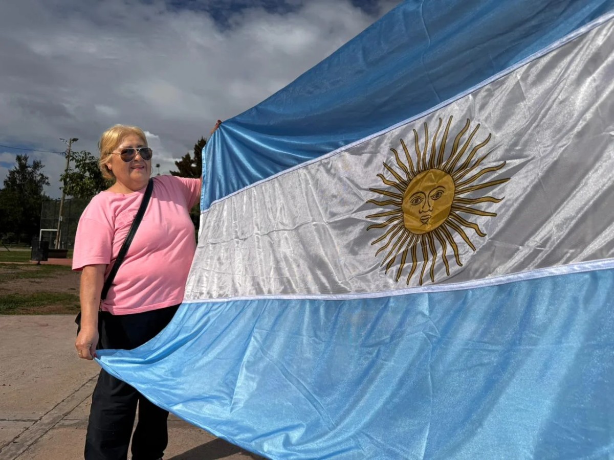 La Municipalidad renueva banderas y mástiles en plazas de la ciudad