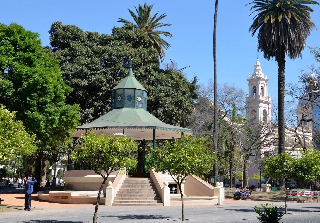 El cuidado de la Plaza 9 de Julio continuará en manos del Banco Macro