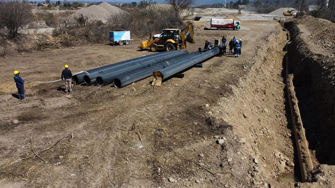 Aguas del Norte recambia cañerías en el Acueducto Norte para acompañar la nueva autopista en Salta