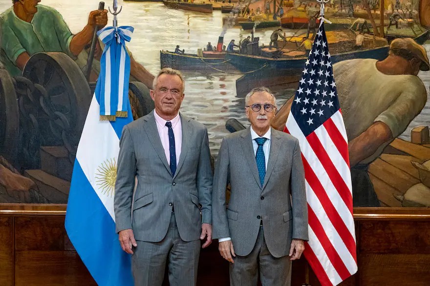 Argentina anuncia su salida de la OMS y redefine su política sanitaria tras reunión con Robert F. Kennedy Jr.