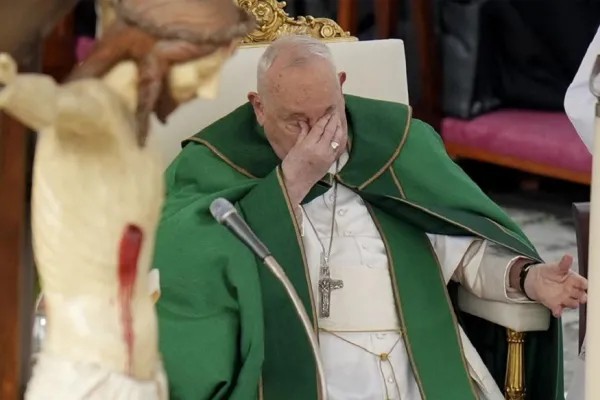 El Papa Francisco interrumpe su homilía por dificultades respiratorias