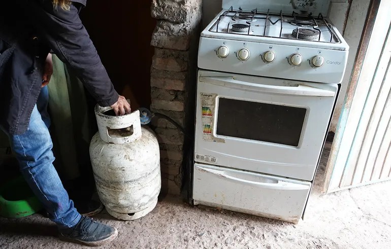 Entró por el techo, atacó con un machete e intentó explotar una garrafa