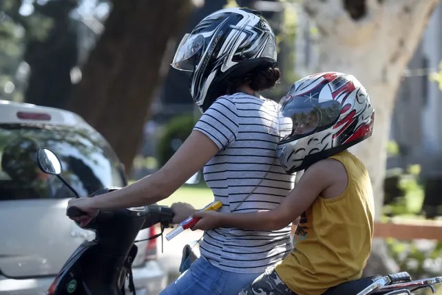 No es opcional: En Salta, cada moto debe venderse con dos cascos incluidos