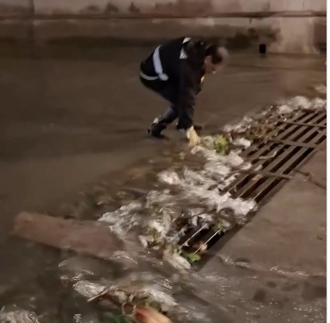 Carral: “Toda esta basura tapa los desagües que después inundan las calles del centro”