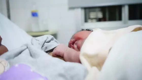 Una madrugada de parto humanizado marcó el inicio de 2026 en el Materno Infantil