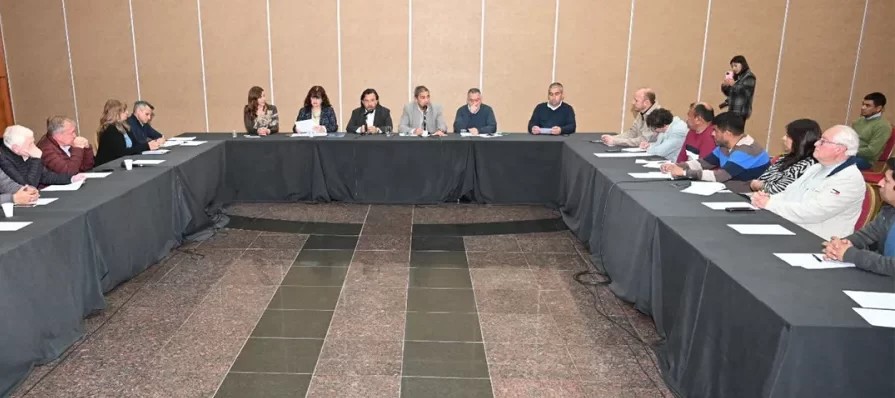 Sáenz encabezó mesa multisectorial para llevar médicos al interior salteño
