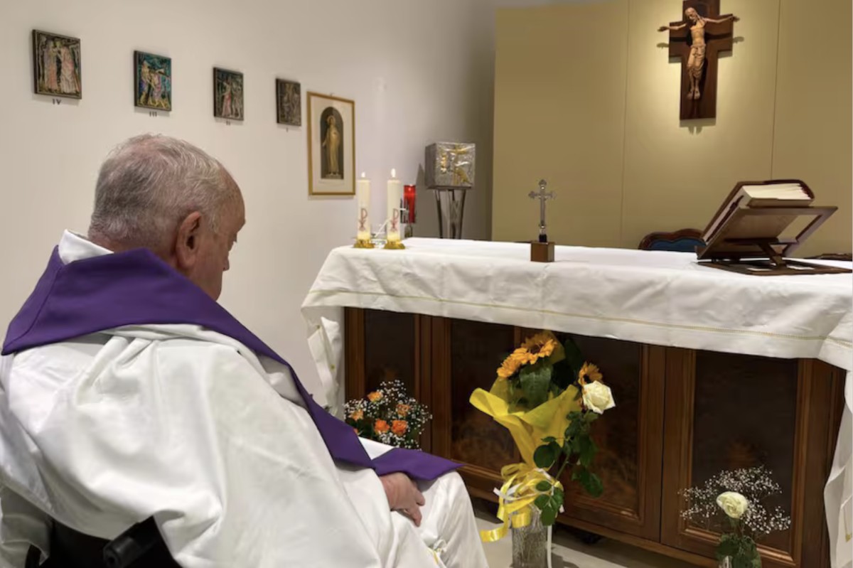 A un mes de su internación, el Papa Francisco da un respiro a los fieles con su primera foto