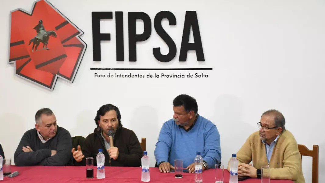 Sáenz reunió a los intendentes y redobló sus críticas
