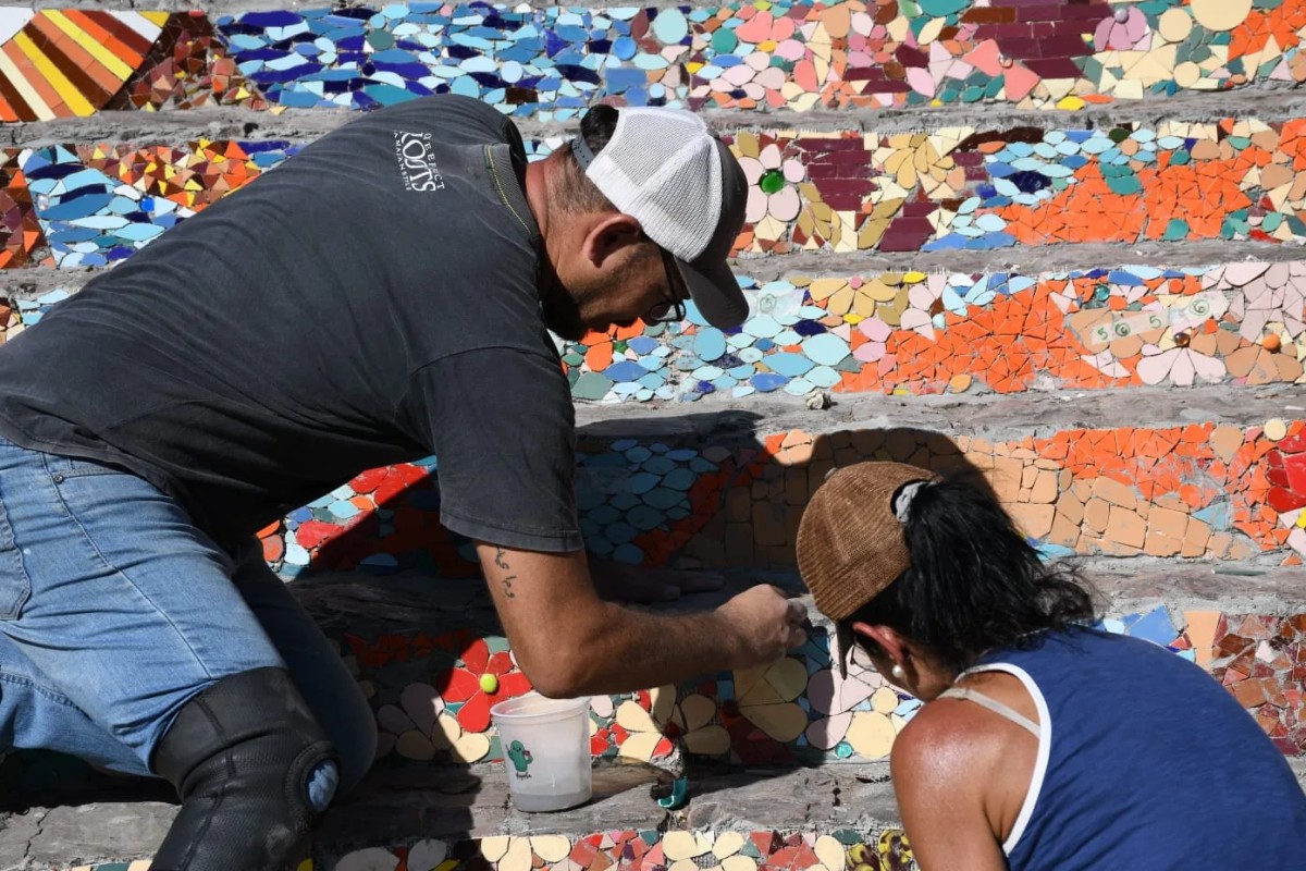 Realizan una intervención con mosaiquismo en las escaleras del cerro San Bernardo