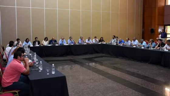 El Gobierno y los gremios inician las paritarias 2025 en un contexto económico desafiante