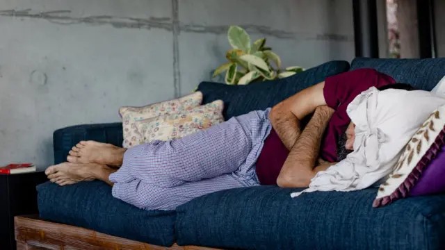 Violó la restricción… para dormir la siesta
