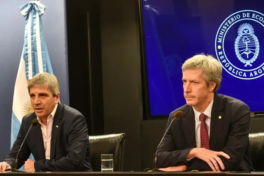 Plazos fijos al 50% y créditos congelados: El costo oculto de secar la plaza