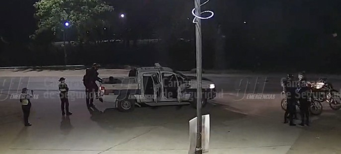 Patearon la puerta, huyeron en moto… y terminaron a pie con la Policía