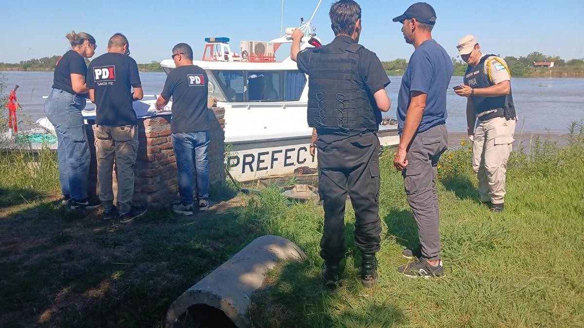 Dos hombres asesinados a tiros fueron hallados en una lancha a la deriva en el río Coronda