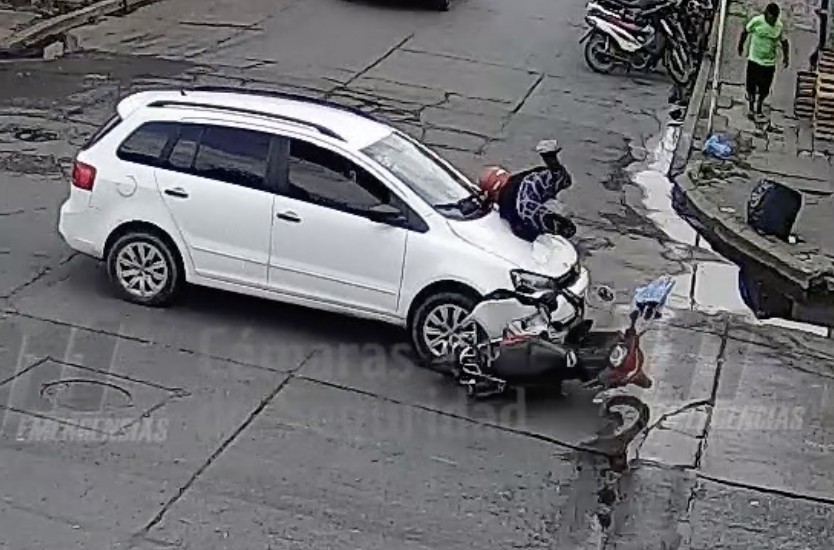 Una mujer de 70 años resultó herida tras colisión entre auto y moto