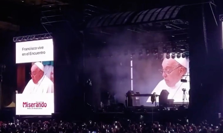 Beat, fe y multitud: El “cura DJ” reunió a miles en Plaza de Mayo para homenajear al papa Francisco