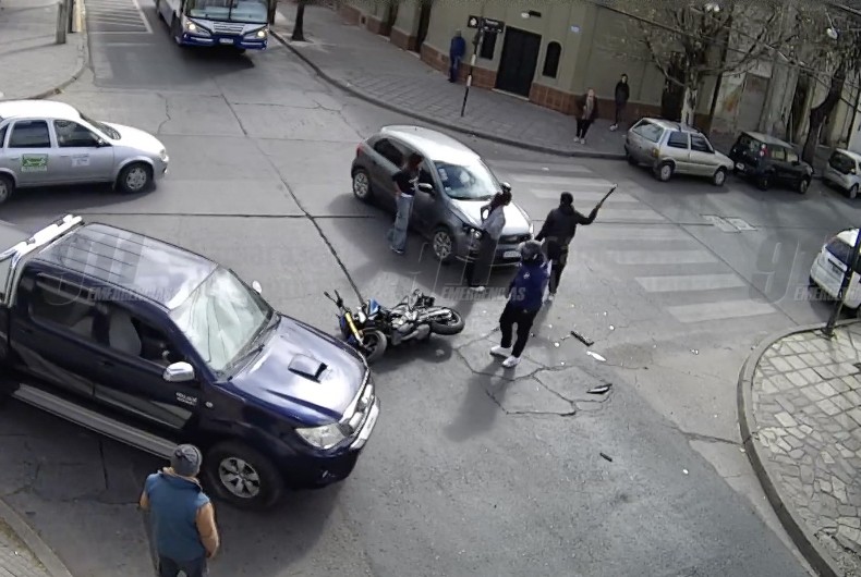 Motociclista perdió el control… y no solo del vehículo: Agredió a una conductora tras un choque