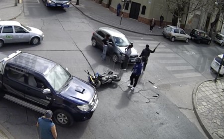 Motociclista perdió el control… y no solo del vehículo: Agredió a una conductora tras un choque