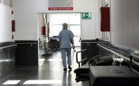 Dos heridos a balazos y un demorado en la madrugada