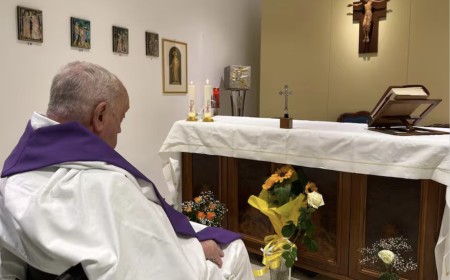 A un mes de su internación, el Papa Francisco da un respiro a los fieles con su primera foto