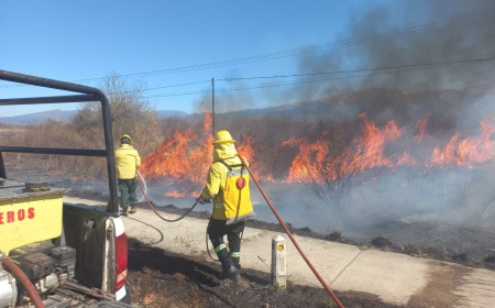 Sofocaron múltiples incendios de pastizales en Capital y el Valle de Lerma