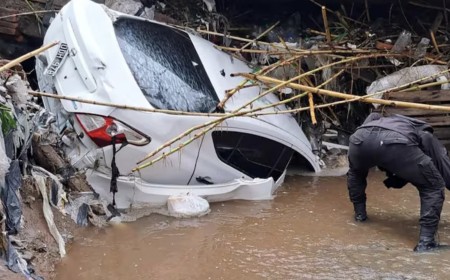 Esperaron que bajara el agua dentro del auto y murieron arrastrados: Ya son tres las víctimas del temporal en Tucumán