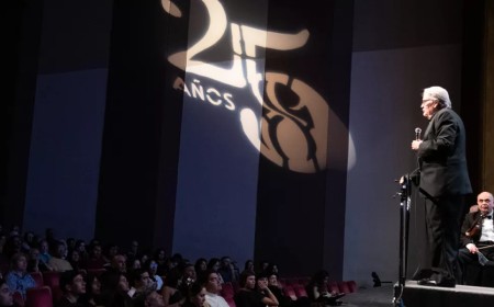 Felipe Izcaray volvió al podio y la Sinfónica convirtió sus 25 años en una celebración de la identidad salteña
