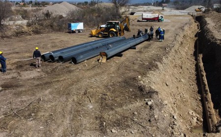 Aguas del Norte recambia cañerías en el Acueducto Norte para acompañar la nueva autopista en Salta